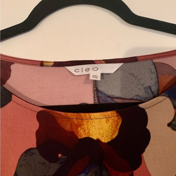 131 CLEO plus abstract print tie top - Picture 4 of 5